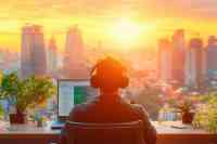 Mann mit Laptop und Skyline