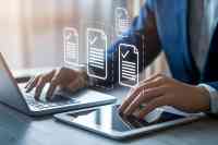 Laptop mit zwei Händen und Check-Icons