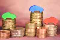 Geldmünzen und Holzautos