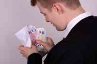 Mann mit Geldumschlag