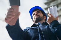 Foto: Handschlag mit Bauarbeiter