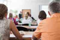 Ältere Personen im Klassenraum