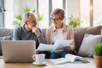 Älteres Ehepaar liest gemeinsam Dokumente