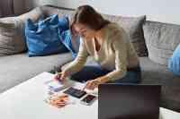 Frau mit Taschenrechner und Bargeld