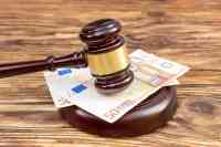 Richterhammer auf Geldscheinen