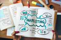 Notizbuch mit Marketingplanung darin