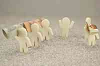 Kleine Figuren mit Geldscheinen und Münzen