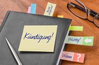 Foto: Klebezettel mit Aufschrift Kündigung