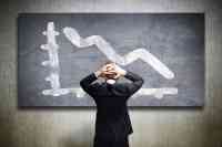 Person steht vor Tafel