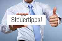 Hand mit Schild mit Aufschrift Steuertipps